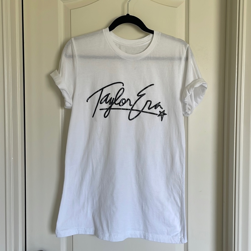 THE TAYLOR ERA TEE IN BLACK GLITTER